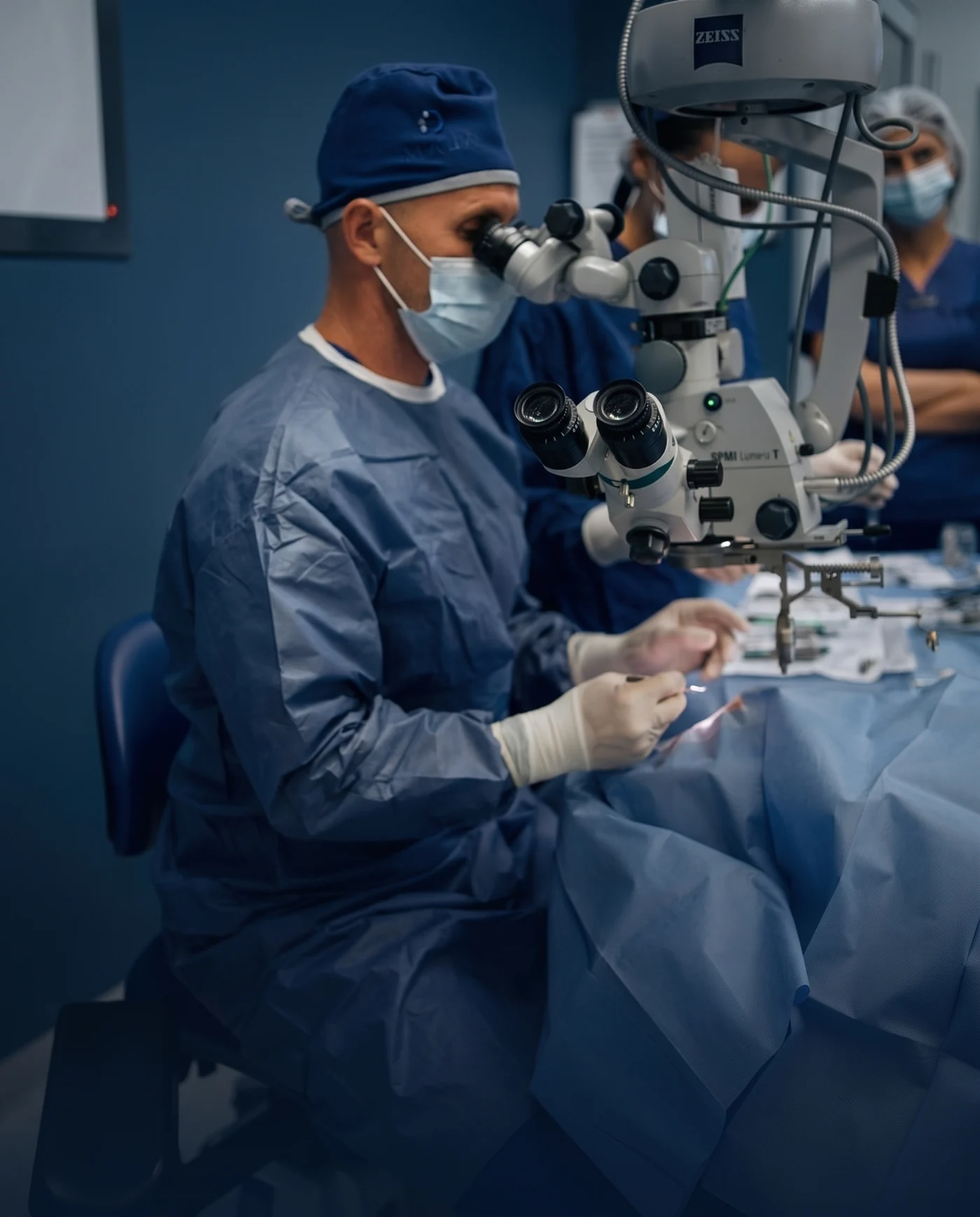 Doc. dr Marko Zlatanović tokom operacije oka u Klinici Maja u Nišu
